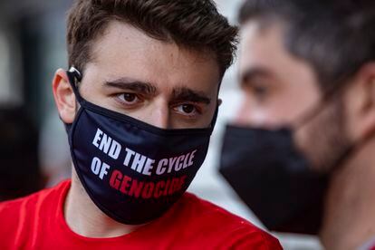Un manifestante con una mascarilla en la que lleva escrito el mensaje "Fin al círculo del genocidio" durante una protesta de la diáspora armenia frente al consulado turco en Los Ángeles (EE UU), el 24 de abril de 2021.