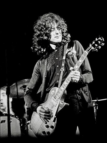 Jimmy Page actuando en Londres en 1974.