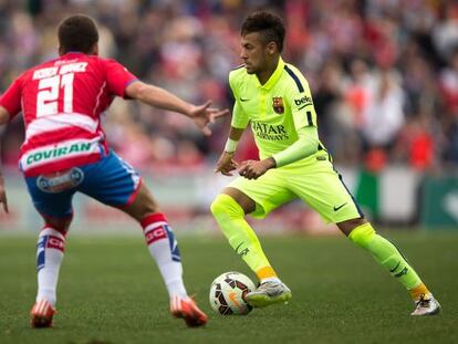 Neymar contra el bal&oacute;n frente a Robert Ib&aacute;&ntilde;ez.