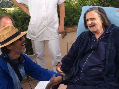 Nobuhiro Suwa, con sombrero, en el rodaje de 'El león duerme esta noche' con Jean-Pierre Léaud