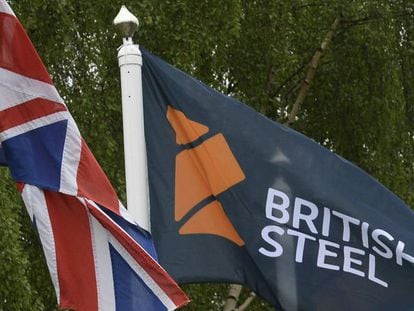 La bandera de la compa&ntilde;&iacute;a British Steel junto a la de Reino Unido en una planta de la empresa en la ciudad brit&aacute;nica de Scunthorpe, al norte de Londres.