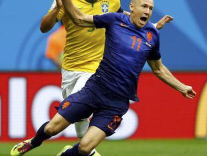 Thiago Silva y Robben, en la acción que supuso el penalti para Holanda