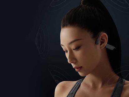 Chica con auriculares de Xiaomi