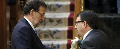 El presidente del Gobierno, Mariano Rajoy, conversando con el portavoz del PNV, Aitor Esteban.