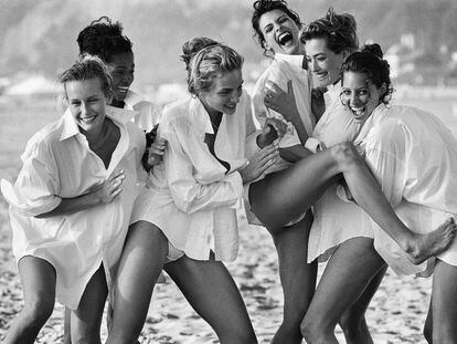 Las modelos Estelle Lefébure, Karen Alexander, Rachel Williams, Linda Evangelista, Tatjana Patitz y Christy Turlington fotografiadas por Peter Lindbergh en Santa Mónica (California) en 1988.