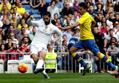 El centrocampista del Real Madrid Isco marca el primer gol de su equipo frente a la UD Las Palmas.