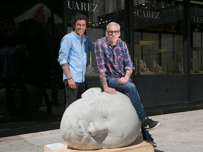 Gabriel Suárez, joyero, y (sentado) Samuel Salcedo, escultor, junto a una de las esculturas creadas por el último y situadas en la plaza de Serrano.