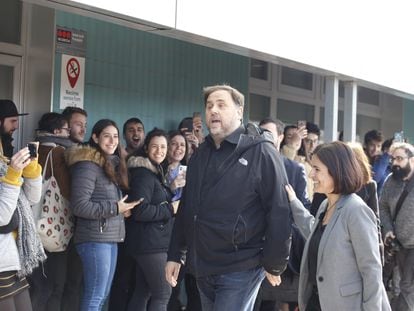 Oriol Junqueras llega a la Universitat de Vic, en Manresa (Barcelona). CRISTÓBAL CASTRO