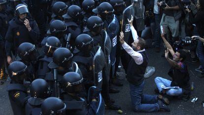 Enfrentamiento entre la Policía Nacional y los manifestantes de Rodea el Congreso, en septiembre de 2012.