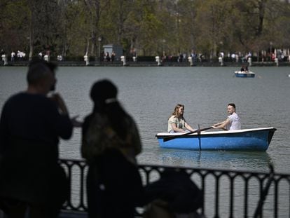 Una pareja en el lago del parque del Retiro, en Madrid, el pasado 22 de marzo.