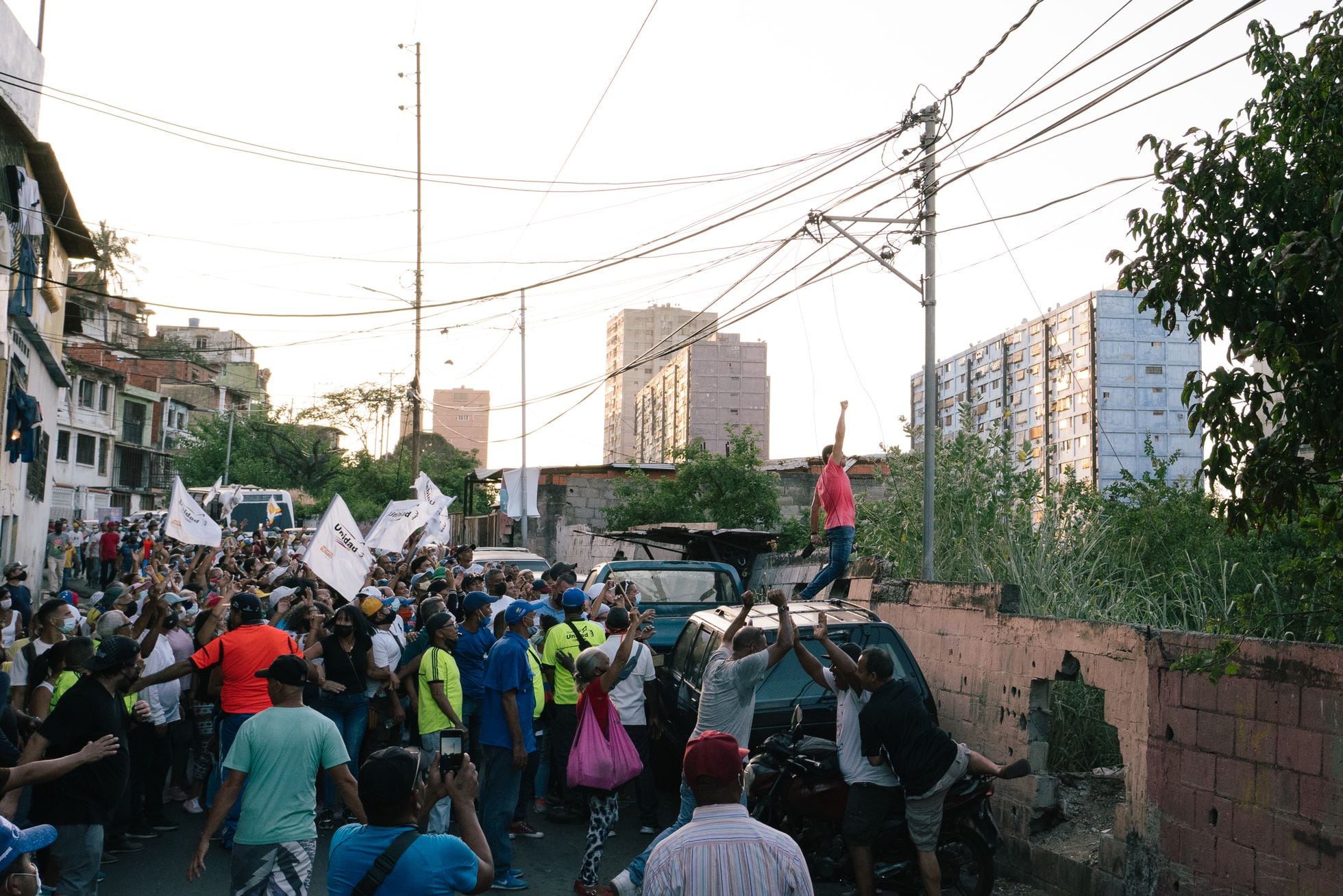 El candidato por la Mesa de la Unidad, JosŽ Manuel Olivares, saluda a los vecinos en los edificios durante un recorrido organizado para su campa–a en La Guaira, Venezuela, el 14 de noviembre de 2021.