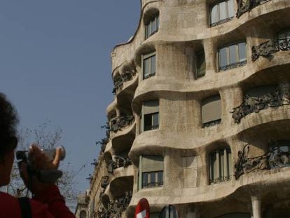 Un turista fotografía la Pedera, de Gaudí, en Barcelona. 