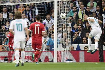 Karim Benzema (d) marca el primer gol de su equipo durante el partido contra el Bayern de Múnich.