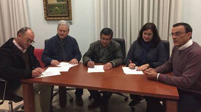 Firma del acuerdo entre PSOE, IU y S&iacute; se Puede Aljaraque para evitar la moci&oacute;n.