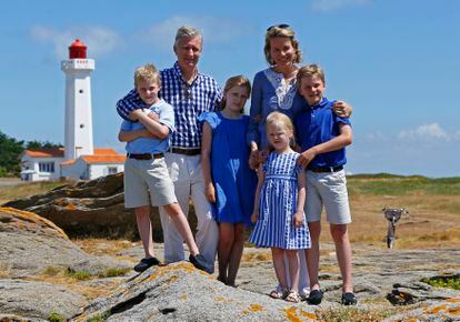 Felipe y Matilde de Bélgica con sus cuatro hijos (Emmanuel, Isabel, Eleonore y Gabriel) en la isla de Yeu en julio de 2013.
