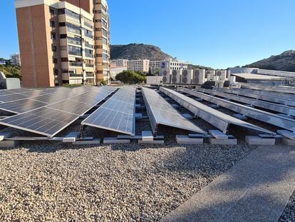 Una instalación solar en una azotea de Alicante.