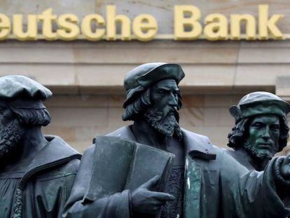 Una estatua cercana a una oficina de Deutsche Bank en Fr&aacute;ncfort.