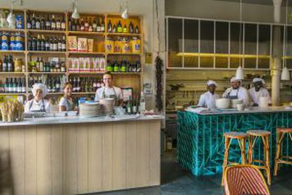 El equipo del restaurante El Italiano, en la calle de Calderón de la Barca de Santander.