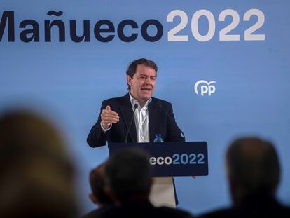 El presidente del Partido Popular de Castilla y León y candidato a las elecciones autonómicas, Alfonso Fernández Mañueco, clausura un encuentro de su partido, este martes, en Soria.