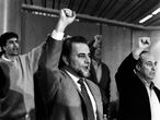 Julio Anguita y Francisco Frutos cantan la internacional con el puño en alto en la jornada de clausura del  XIV Congreso del PCE. Gorka Lejarceig 10/12/ 1995