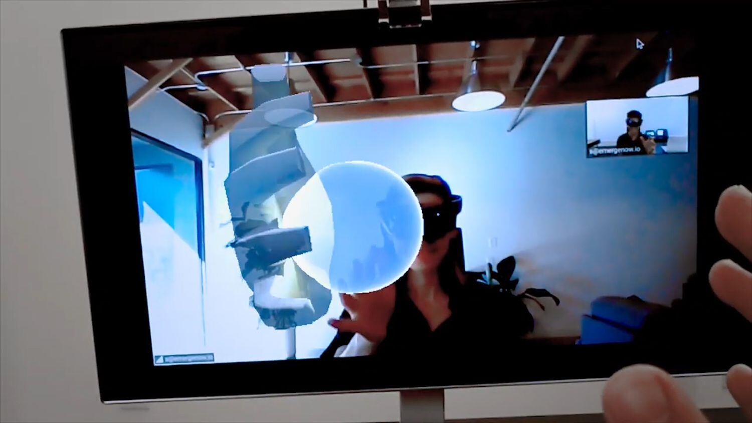 Des utilisateurs testent l'appareil que la société Emerge développe, dans lequel deux interlocuteurs jouent et partagent la touche immersive d'un objet.