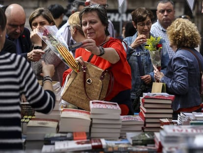 Una mujer adquiere un libro en una parada en La Rambla de Barcelona durante la festividad de Sant Jordi de 2019.