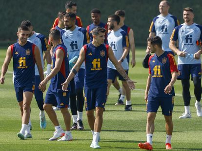 Los jugadores de la selección española de fútbol Álvaro Morata (c) y Pablo Sarabia (d) durante el entrenamiento celebrado este lunes en la Universidad de Catar, campo base del combinado español en Doha, Catar. EFE/JuanJo Martín