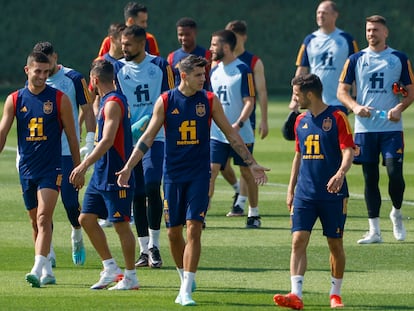 Los jugadores de la selección española de fútbol Álvaro Morata (c) y Pablo Sarabia (d) durante el entrenamiento celebrado este lunes en la Universidad de Catar, campo base del combinado español en Doha, Catar. EFE/JuanJo Martín