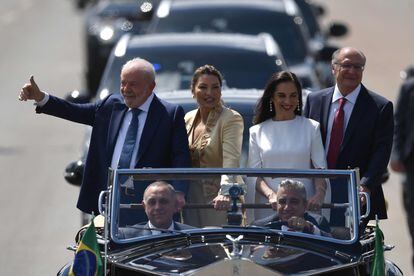 Lula da Silva, acompañado por su esposa, Rosangela Silva, el vicepresidente electo, Geraldo Alckmin, y la esposa de este, Maria Lucia Ribeiro, en camino al Congreso de Brasil para la toma de posesión.