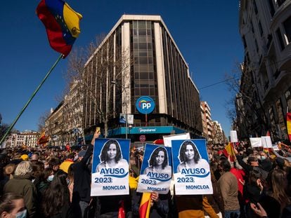 Manifestantes, este domingo, frente a la sede del PP en la calle Génova de Madrid para mostrar su apoyo a Isabel Díaz Ayuso.