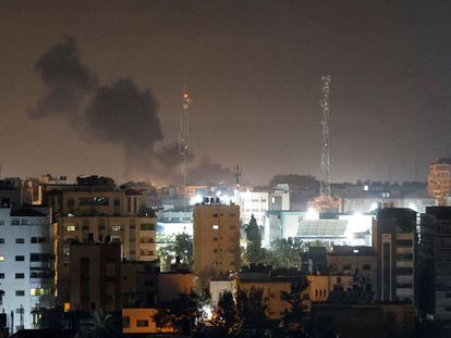 Columnas de humo provocadas por ataques aéreos israelíes en Gaza este jueves.