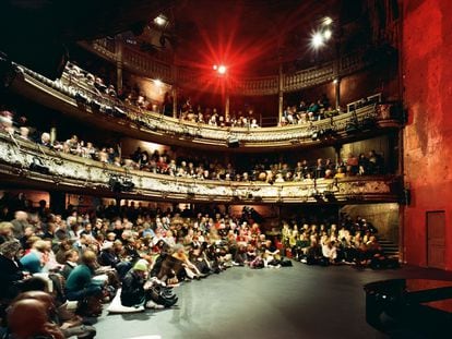 El Théâtre des Bouffes du Nord, en París, justo antes de una representación de 'La flauta mágica', dirigida por Peter Brook en 2010.