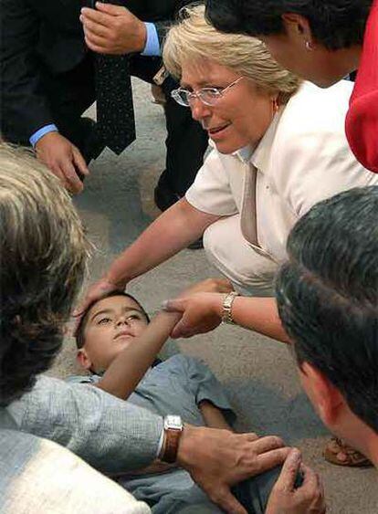 La presidenta de Chile, Michelle Bachelet, ha retomado por unos instantes su profesión de pediatra al atender a un niño que ha sufrido un vahído durante su visita al colegio.