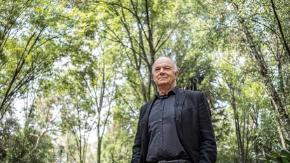 El escritor Enrique Krauze posa para una fotografía en el Parque México en la Colonia Condesa, en Ciudad de México, el 18 de agosto de 2022.