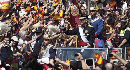 Felipe VI, en un coche descubierto, el d&iacute;a de su proclamaci&oacute;n.