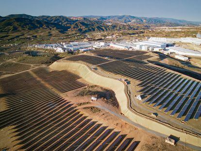 Vista aérea de la planta solar y la fábrica principal de Cosentino en Cantoria (Almería).