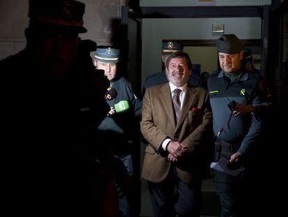 El exdirector general de Trabajo andaluz,  Javier Guerrero, es conducido a prisi&oacute;n, en  marzo de 2013. 