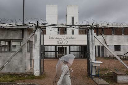 Una mujer camina frente a la cárcel de Santiago Vázquez, en Motevideo (Uruguay), en marzo de 2021.