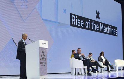 El fundador de Infosys, Narayana Murthi, en primer plano, durante el debate realizado hoy.