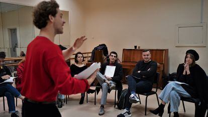 Leonid Sherevera, 24 años, interpreta en Kiev un pasaje de `La vida es sueño´ junto a otros alumnos, como Olga Nahirniak, 22 años, a la derecha