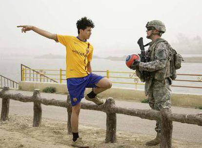 Un soldado estadounidense habla con un joven iraquí durante una patrulla en el centro de Bagdad.