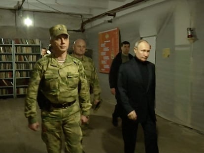 El presidente ruso, Vladímir Putin, durante una visita a un cuartel de Lugansk, en un fotograma de un vídeo difundido este martes por el Kremlin.