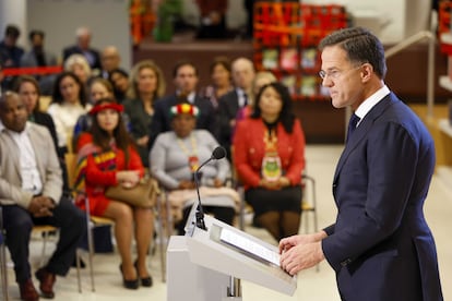 El primer ministro holandés, Mark Rutte, pronuncia un discurso en el que pide perdón en nombre del Gobierno por el pasado esclavista del país, en los Archivos Nacionales de La Haya, el pasado 19 de diciembre.