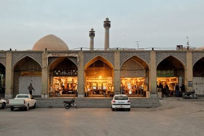 Aledaños del bazar de Isfahán, uno de los más antiguos de Medio Oriente y, después del de Teherán, uno de los mayores del país. Al fondo se aprecia la bóveda de la mezquita de Jameh.