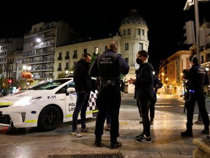 La policía identifica a un hombre durante el toque de queda en Granda, el pasado 26 de octubre.