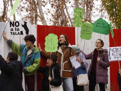 Concentración para protestar por el comienzo de la tala en el parque de Arganzuela por las obras de ampliación de la línea 11 de Metro de Madrid, el pasado 11 de diciembre.