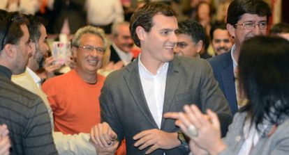 Rivera i el candidat Juan Marín (esquerra) saluden els assistents al míting.