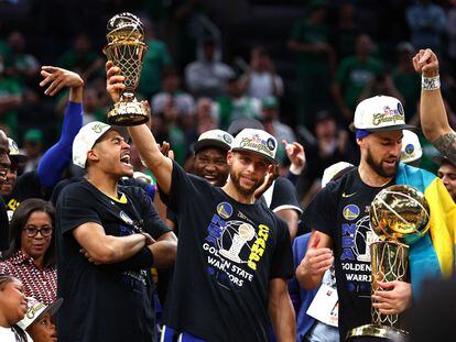 Stephen Curry (en el centro), elegido mejor jugador de la final, celebra el título de la NBA con sus compañeros.
