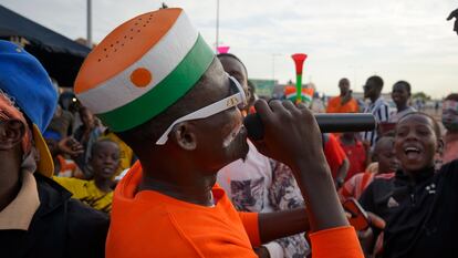 Un grupo de ciudadanos celebra el anuncio de la marcha de las tropas francesas de Níger en las calles de Niamey, el lunes.