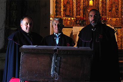 Los tres <i>hombres de acuerdo</i>, Cesáreo González, a la izquierda, José Pérez y Serxio Álvarez, con el arca   en la que se guardaban los documentos con los privilegios.
